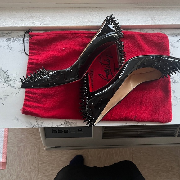 Christian Louboutin - Picture 4 of 5